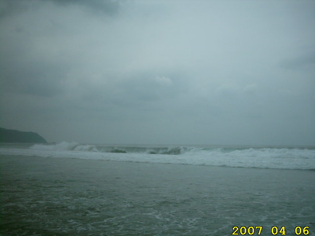 big-waves-nagahama-beach-nobeoka-surfing-whitey.jpg