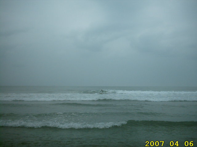 surfer-nagahama-beach-nobeoka-surfing-whitey.jpg